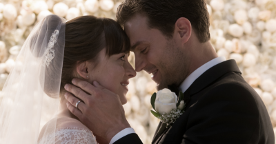 დაკოტა ჯონსონმა Fifty Shades Freed-ის პრემიერისთვის ელეგანტური კაბა მოირგო