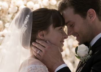 დაკოტა ჯონსონმა Fifty Shades Freed-ის პრემიერისთვის ელეგანტური კაბა მოირგო