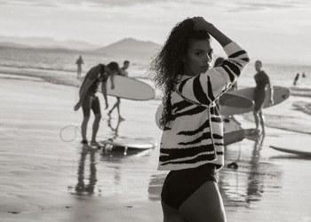 #OK! ტინა კუნაკი სანაპიროზე სვიტერით პოზირებს (ფოტოები)