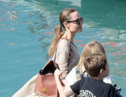 #OK! ანჯელინა ჯოლი შემოდგომის მზიან დღეებს შვილებთან ერთად, სანაპიროზე ატარებს